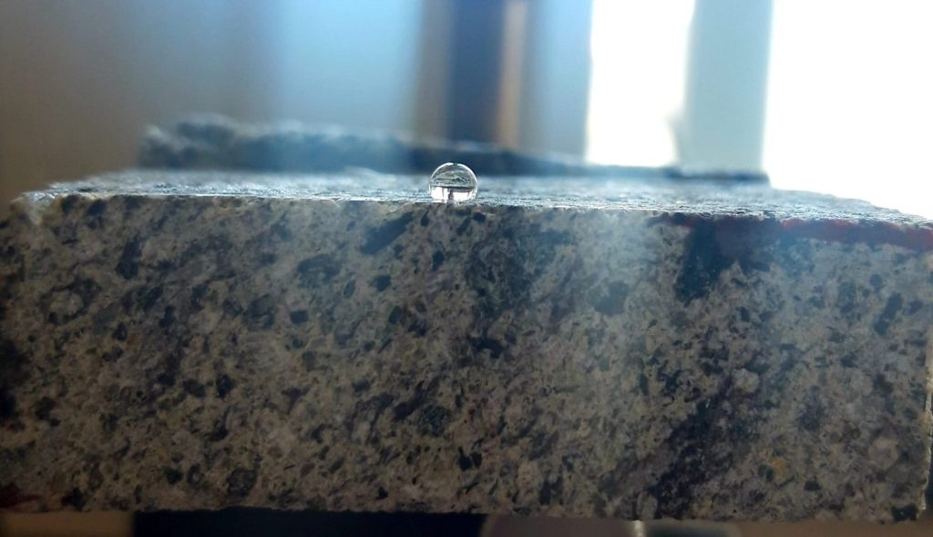 Goccia d’acqua su un provino di peperino trattato.